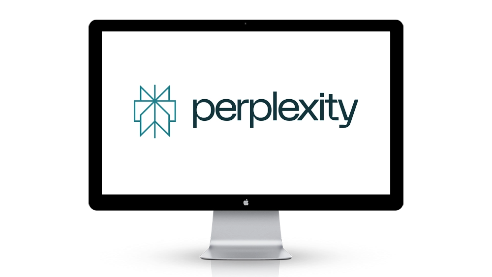 Desktop PC mit dem Logo von Perplexity AI auf dem Bildschirm